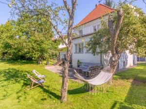 een hangmat in de tuin van een huis bij House Managers - Vintage Sopot in Sopot