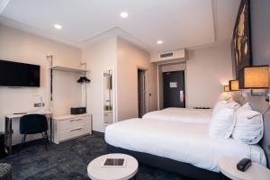 Postel nebo postele na pokoji v ubytování Hôtel Univers