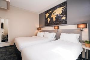 Postel nebo postele na pokoji v ubytování Hôtel Univers