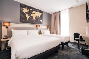 Postel nebo postele na pokoji v ubytování Hôtel Univers