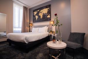 Postel nebo postele na pokoji v ubytování Hôtel Univers