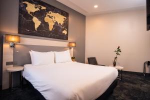 Postel nebo postele na pokoji v ubytování Hôtel Univers