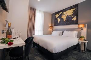 Postel nebo postele na pokoji v ubytování Hôtel Univers
