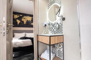 Postel nebo postele na pokoji v ubytování Hôtel Univers