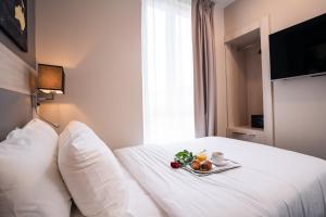 Postel nebo postele na pokoji v ubytování Hôtel Univers