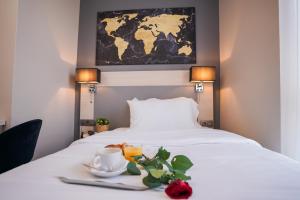 Postel nebo postele na pokoji v ubytování Hôtel Univers