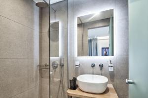 A bathroom at NLH KERAMEIKOS - Neighborhood Lifestyle Hotels Még 37 kép