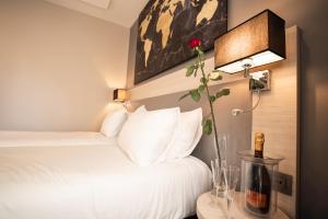 Postel nebo postele na pokoji v ubytování Hôtel Univers