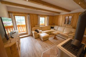 un soggiorno con un divano e un tavolo di Zirbenchalet Grossglockner a Heiligenblut