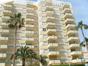 un edificio alto con palmeras delante en Apartamentos Marblau Varios 1, 2 y 3 dormitorios - Julio y Agosto SOLO FAMILIAS, en Playa de Gandía