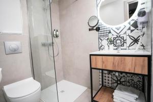 Koupelna v ubytování Hôtel Univers + 37 fotografií