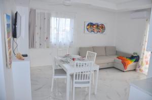 a white living room with a white table and chairs at CASA MARAVILLOSA in Bayahibe