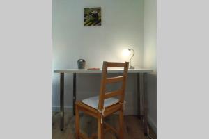 una sedia seduta a una scrivania con lampada di JOE BAY a Saint Malo
