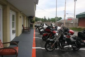 una fila de motocicletas estacionadas al lado de un edificio en Fountain Inn, en Van Wert