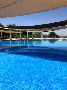 una gran piscina de agua azul en Crowne Plaza Sohar, an IHG Hotel, en Sohar