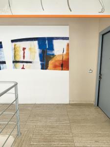 une pièce vide avec une peinture sur le mur dans l'établissement Euphorbia Residence, à Lecce