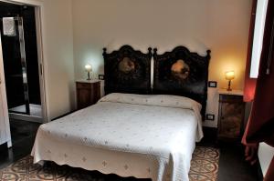 1 dormitorio con 1 cama con cabecero en La Peonia Charming Accommodation, en Cagliari