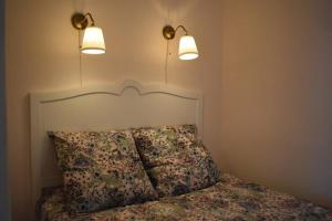 阿卡雄Cosy 2 Pièces Moulleau Centre à deux pas de la Plage的一间卧室,床上方有两盏灯