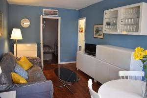 阿卡雄Cosy 2 Pièces Moulleau Centre à deux pas de la Plage的带沙发和桌子的客厅
