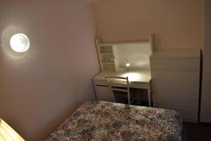阿卡雄Cosy 2 Pièces Moulleau Centre à deux pas de la Plage的一间带床和书桌的小卧室