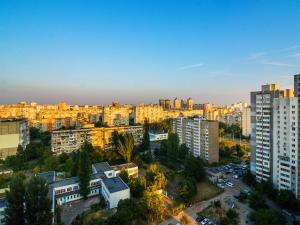 una vista aerea di una città con edifici alti di Kvartirkoff na Bogatirskaya 6a, 17 floor a Kiev