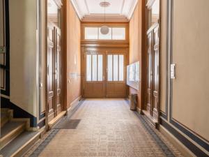 een lege hal met een deur in een gebouw bij Apartments Berlin Lottumstraße 4 in Berlijn