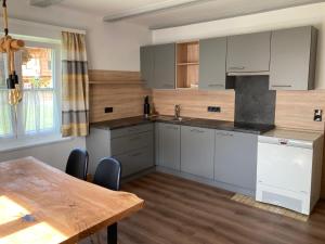 Kuchyň nebo kuchyňský kout v ubytování Apartementhaus Schöndorfer
