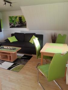 - un salon avec un canapé et une table dans l'établissement Ferienwohnung "Bittner", à Thomsdorf