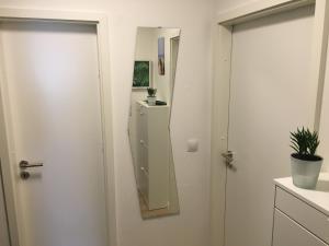 uma casa de banho com um espelho ao lado de uma porta em Lubeca em Hahnenklee-Bockswiese