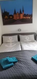 ein Schlafzimmer mit einem Bett mit zwei Handtüchern darauf in der Unterkunft LUBECA - a49948 in Hahnenklee-Bockswiese