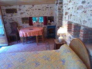 Habitación con mesa y comedor. en Le POULAILLER, en Mareuil-sur-Lay