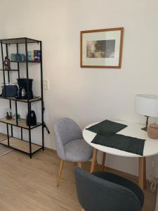 Knihovna v apartmánu + 5 fotografií