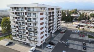 une vue aérienne sur un bâtiment blanc dans un parking dans l'établissement Apartman in Time - Private Parking - 68m2 - 4 regular beds, à Poprad
