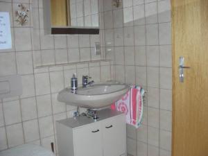 A bathroom at Ferienwohnung top Lage