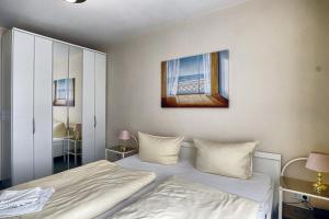 a bedroom with a bed and a window at Residenz "Am Postplatz", Villa Sonja, Whg 10 in Zingst