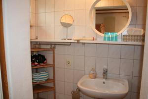 een badkamer met een wastafel en een spiegel bij Ferienwohnung "Lotti" in Bad Doberan