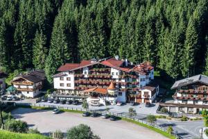 una vista aerea di un resort in montagna di Hotel Auffacherhof a Wildschönau