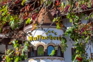 una señal en la parte superior de un edificio en Hotel Auffacherhof, en Wildschönau