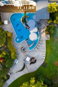 Bazén v ubytovaní Hotel Carbona Spa Residence Apartmanok alebo v jeho blízkosti