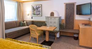 un soggiorno con un divano e un tavolo di Hotel Auffacherhof a Wildschönau