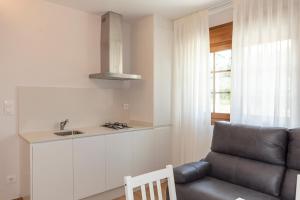 穆希亞的住宿－VILAR DE LEMA，带沙发的客厅和厨房