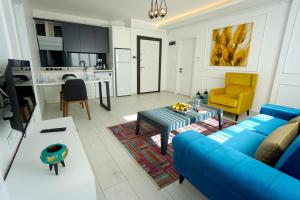 un soggiorno con divano blu e una cucina di Viva Suites Cappadocia a Nevşehir