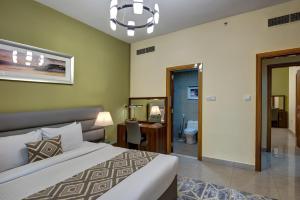 سرير أو أسرّة في غرفة في Radiance Premium Suites