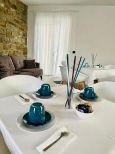 a living room with a table with blue dishes on it at B&b Il Poggio Eccelso in Ogliastro Cilento