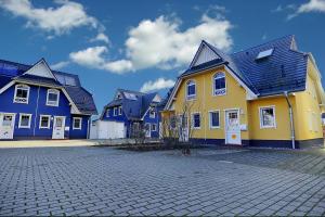 ツィングストにあるSommer Hüskenの青黄の家並み