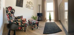 uma sala de estar com uma cadeira e uma televisão em Port Marina "Schlagseite" em Bremerhaven