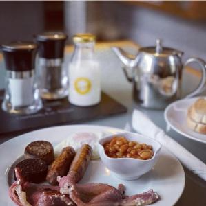 une assiette de nourriture avec des haricots à la saucisse et du bacon dans l'établissement Church View House, à Gorteen