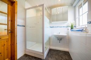 a bathroom with a shower and a sink at "Ferienhof Seelust" Reihenhaus 9 in Gammendorf