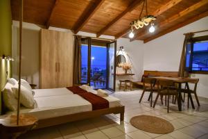 Кровать или кровати в номере Iraklis Apartments