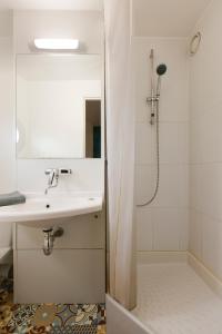 Ванная комната в hotelF1 Cergy